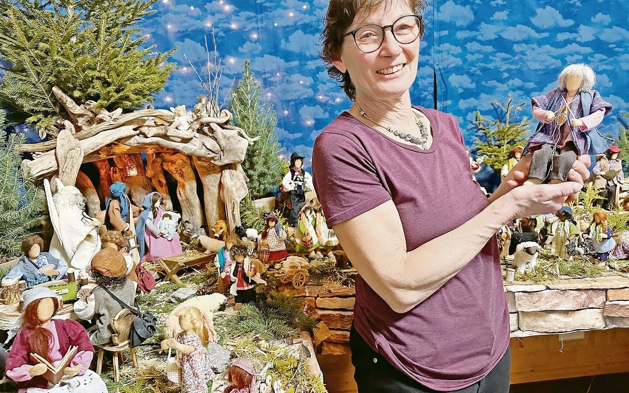 Rita Cavegn kreiert wunderschöne Krippenfiguren. In der Hand hält sie eine ihrer Lieblingsfiguren. Sie ist ihrer Mutter nachgebildet.
