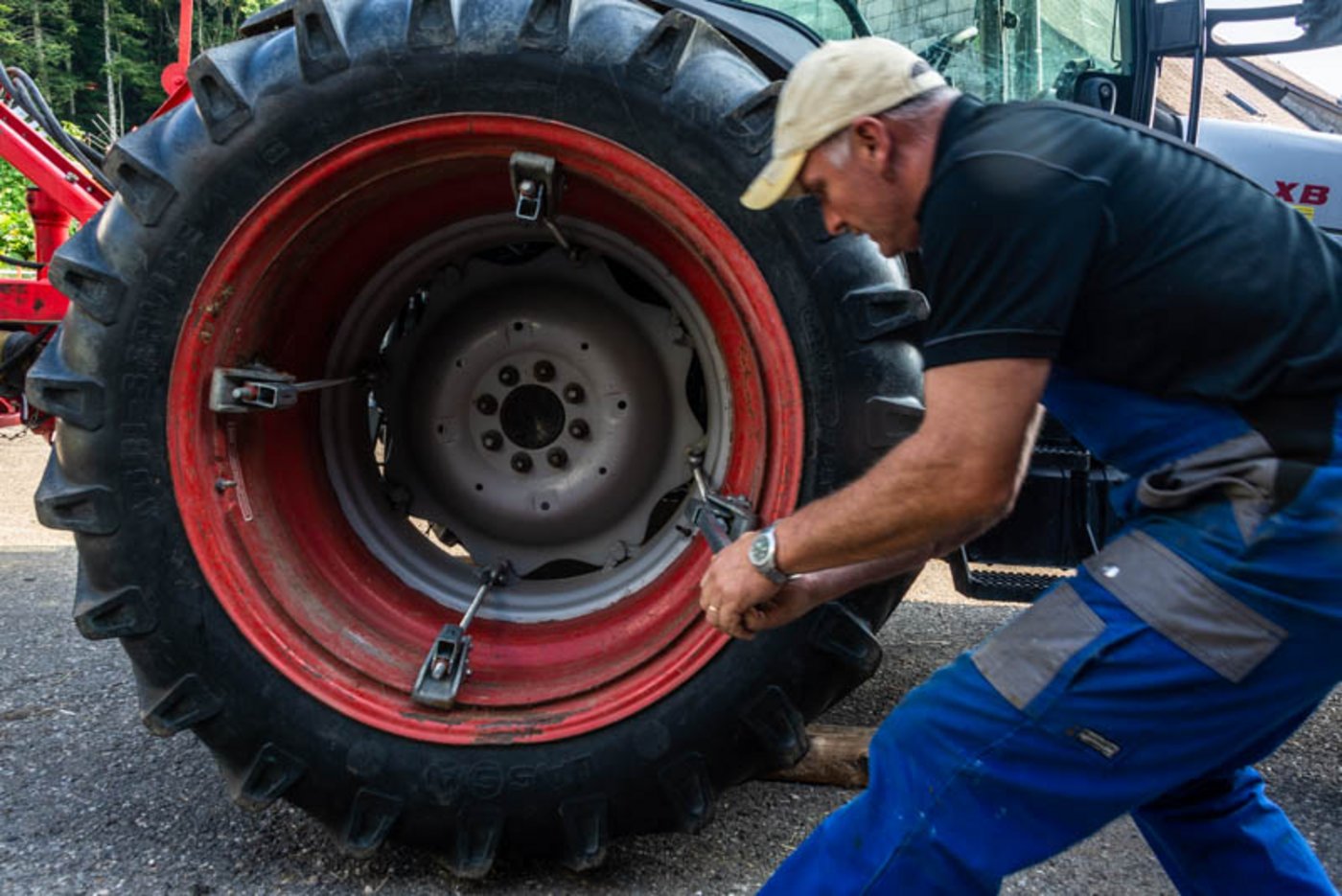 Körpereinsatz: Für die Ausbringung der Gülle sind Doppelräder notwendig.  Fahrni legt sich ins Zeug und zieht die einzelnen Gewindestangen an.