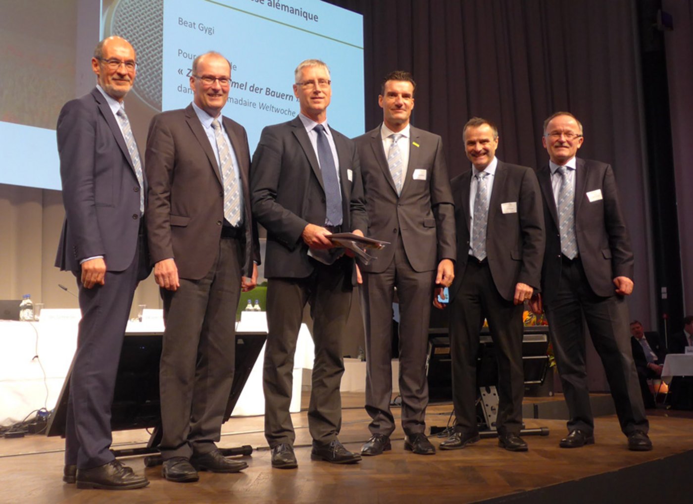 Beat Gygi (3.v.l.) holt sich den SBV-Medienpreis, hier flankiert von Jacques Bourgeois, Markus Ritter, Christian Scharpf (CEO Agrisano), Urs Schneider und Markus Rediger. (Bild akr) 