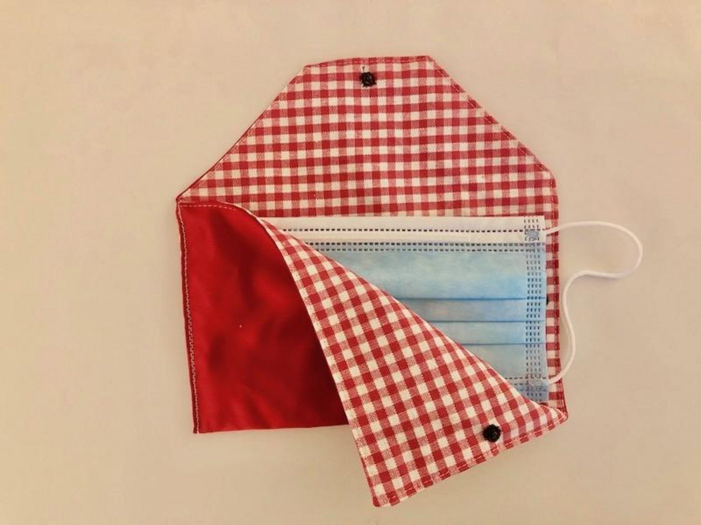 Die Nähanleitung ist für ein Etui für eine gängige Einwegmaske konzipiert. (Bilder Esther Thalmann)