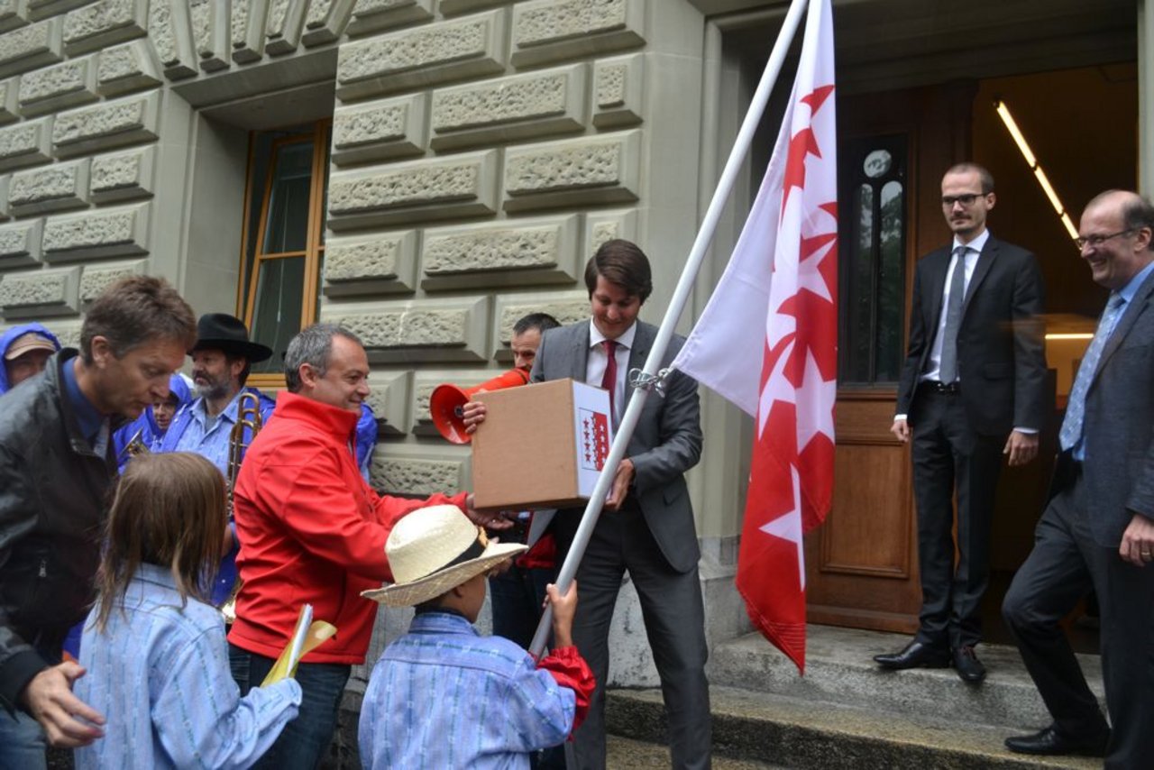 Die Walliser Delegation übergibt ihre Unterschriften an die Mitarbeiter der Bundeskanzlei. Ganz rechts freut sich SBV-Präsident Markus RItter (Bild1/10). (Bilder: Jeanne Woodtli)