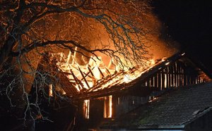 Nicht für alle Gebäude ist ein Blitzschutzsystem vorgeschrieben. Es kann aber Brände (hier ein Bauernhaus in Beromünster LU) verhindern. (Bild Kapo LU)