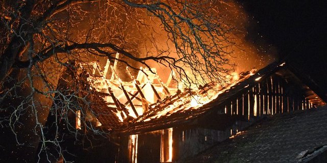 Nicht für alle Gebäude ist ein Blitzschutzsystem vorgeschrieben. Es kann aber Brände (hier ein Bauernhaus in Beromünster LU) verhindern. (Bild Kapo LU)