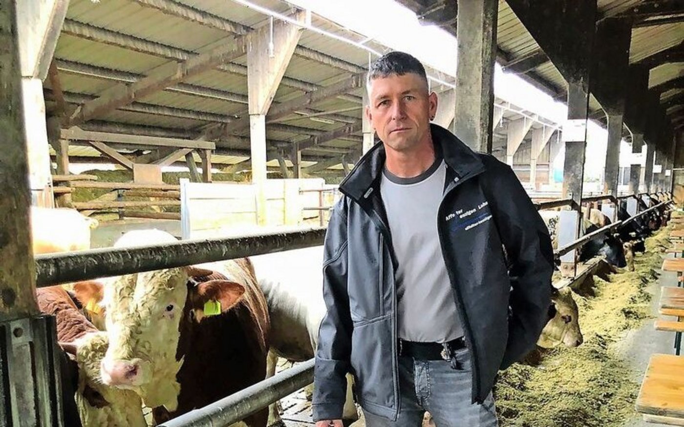 Benjamin Affolter steht in seinem Maststall. Die Tiere werden zu mehr als 80 % mit eigens produziertem Futter versorgt.