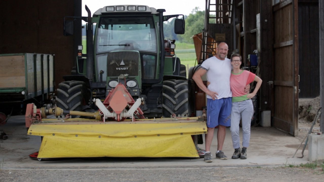 Hinter den Kulissen: Die BauernZeitungs-Redaktorin Esther Thalmann wollte unbedingt ein Fanbild mit Stefan Burkhalter und einem grossen Traktor.
