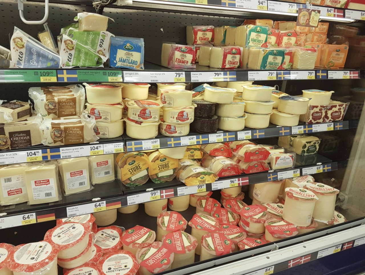 Das Käsesortiment in schwedischen Supermärkten könnte bald vermehrt Schweizer Käse anbieten. Ein Verantwortlicher von Switzerland Cheese Marketing koordiniert in Helsinki die Märkte in Finnland und Schweden. (Bild ji)