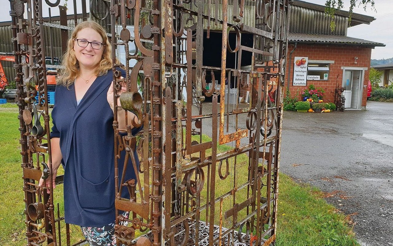 Beim Hüpfen klingelt es: Anita Fricker im Schellenhimmel, einer interaktiven Skulptur ihres künftigen Schwiegervaters. Hinten rechts befindet sich der Hofladen.