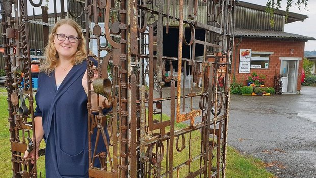 Beim Hüpfen klingelt es: Anita Fricker im Schellenhimmel, einer interaktiven Skulptur ihres künftigen Schwiegervaters. Hinten rechts befindet sich der Hofladen.