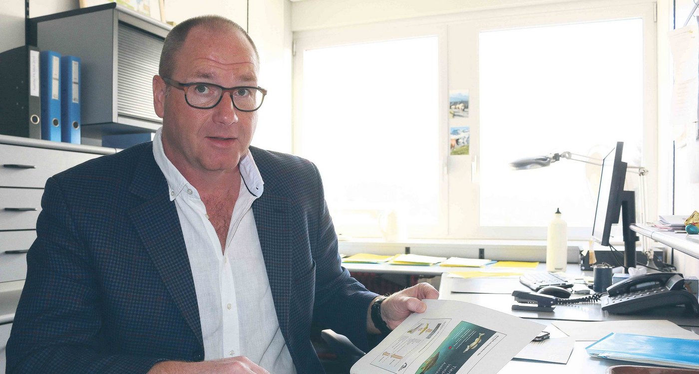 Adrian Affolter in seinem Büro in Ostermundigen beim Berner Bauernverband. Er ist zuständig für das Projekt, den Inlandanteil an der Fischproduktion zu steigern. (Bild sb)