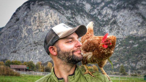 Das Wohlergehen seiner Tiere liegt dem österreichischen Landwirt Matthias Mayr sehr am Herzen. (Bild: Marlis Gstrein)