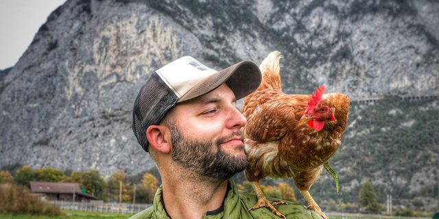 Das Wohlergehen seiner Tiere liegt dem österreichischen Landwirt Matthias Mayr sehr am Herzen. (Bild: Marlis Gstrein)