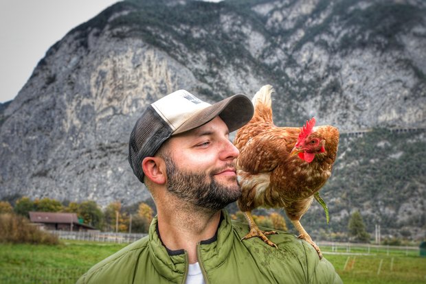 Das Wohlergehen seiner Tiere liegt dem österreichischen Landwirt Matthias Mayr sehr am Herzen. (Bild: Marlis Gstrein)