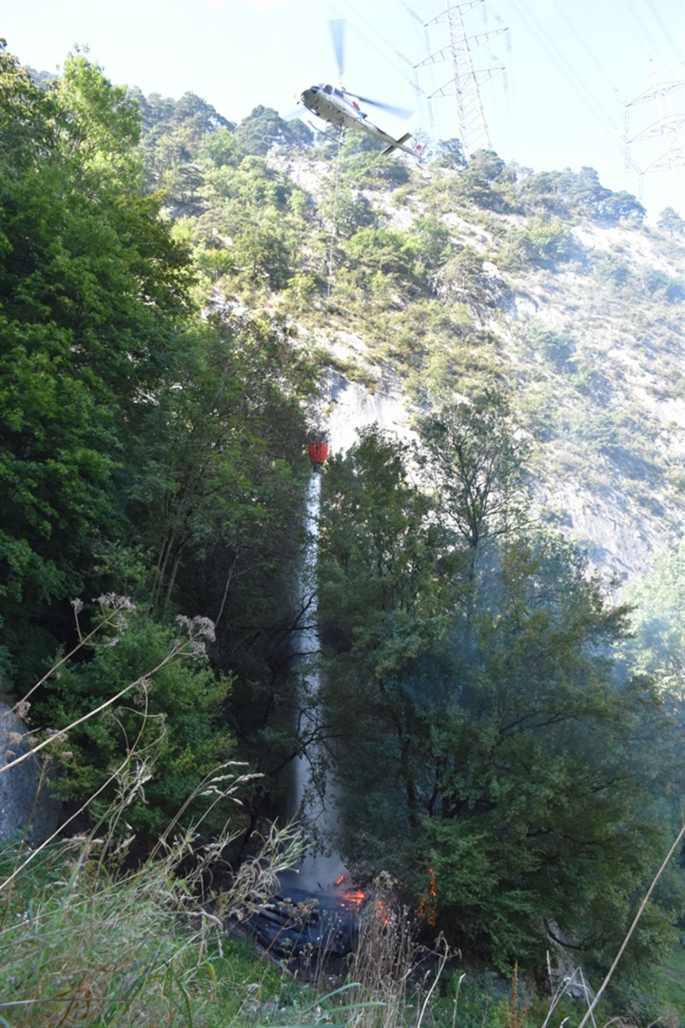 Für die Löscharbeiten war auch ein Helikopter nötig. 