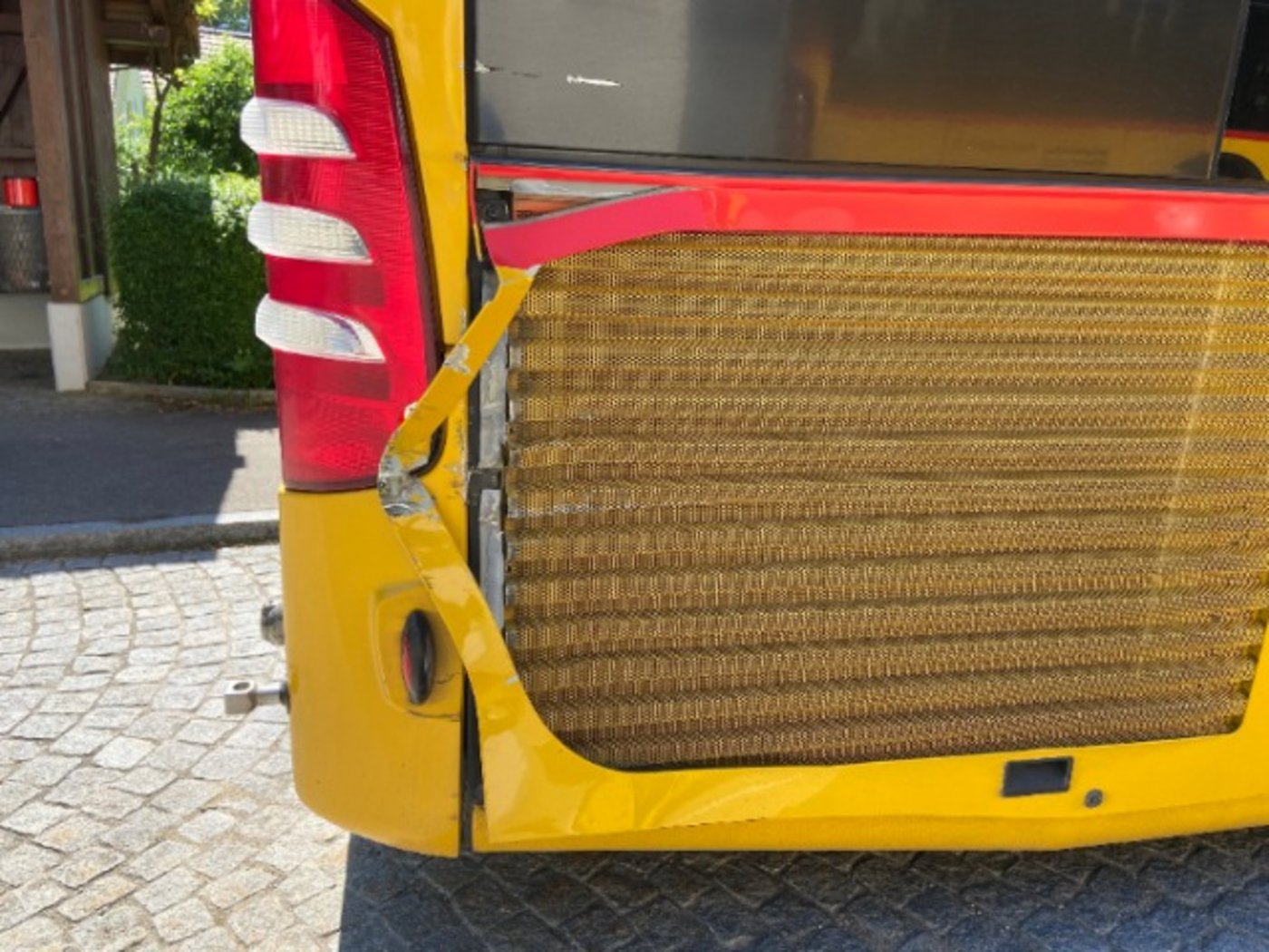 Am Postauto entstand Sachschaden. 