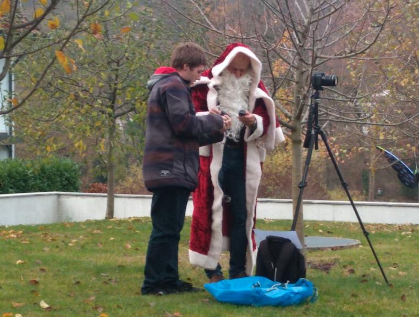 Marktredaktor Hans Rüssli beim Dreh der Samichlaussprüchli. (Bild BauZ)