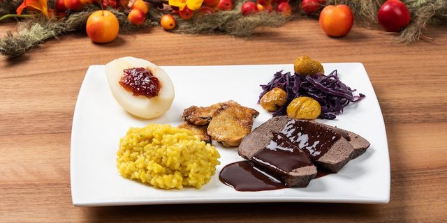 Hirschbraten mit Safranrisotto, Rotkraut und Herbstgarnitur. (Bilder SRF/Ueli Christoffel)