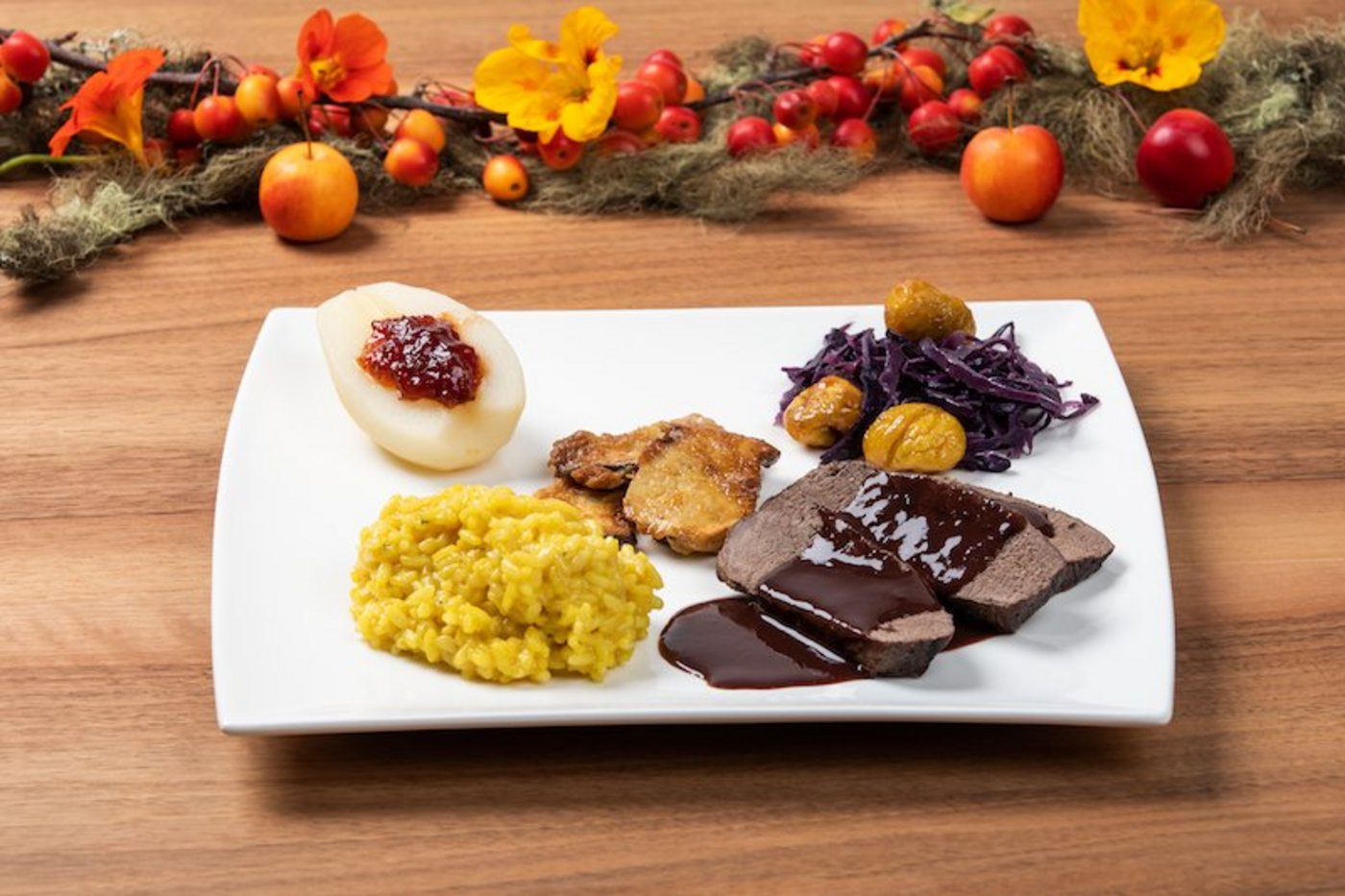 Hirschbraten mit Safranrisotto, Rotkraut und Herbstgarnitur. (Bilder SRF/Ueli Christoffel)
