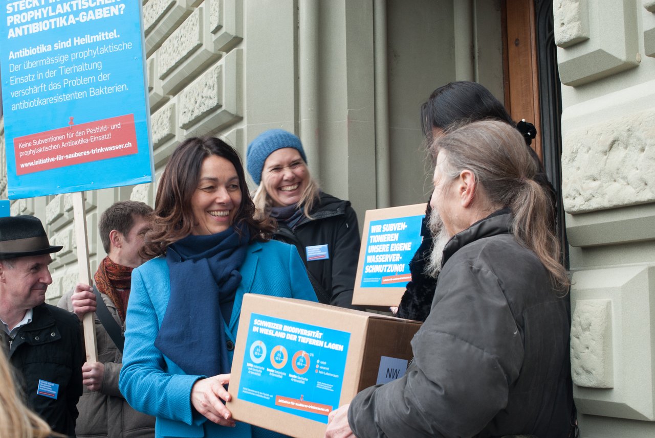 Die gute Laune der Trinkwasser-Initianten könnte bald getrübt werden. Denn der SBV schreitet zur Gegenoffensive. (Bild BauZ)