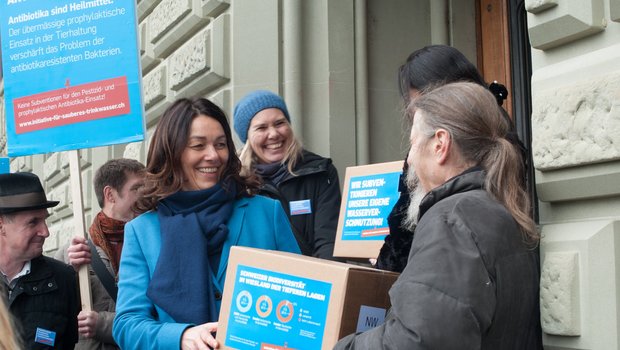 Die gute Laune der Trinkwasser-Initianten könnte bald getrübt werden. Denn der SBV schreitet zur Gegenoffensive. (Bild BauZ)