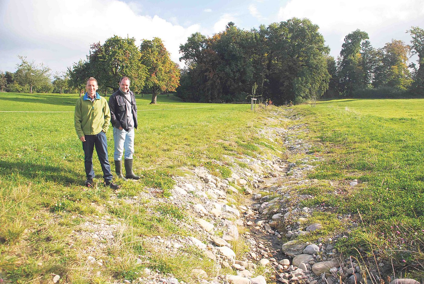 Landwirt Roland Heuberger (l.) und Philip Taxböck von Pro Natura freuen sich am neu  offengelegten Bach. Heuberger wertet die Artenvielfalt höher als den Kulturlandverlust. (Bild Ruth Bossert)