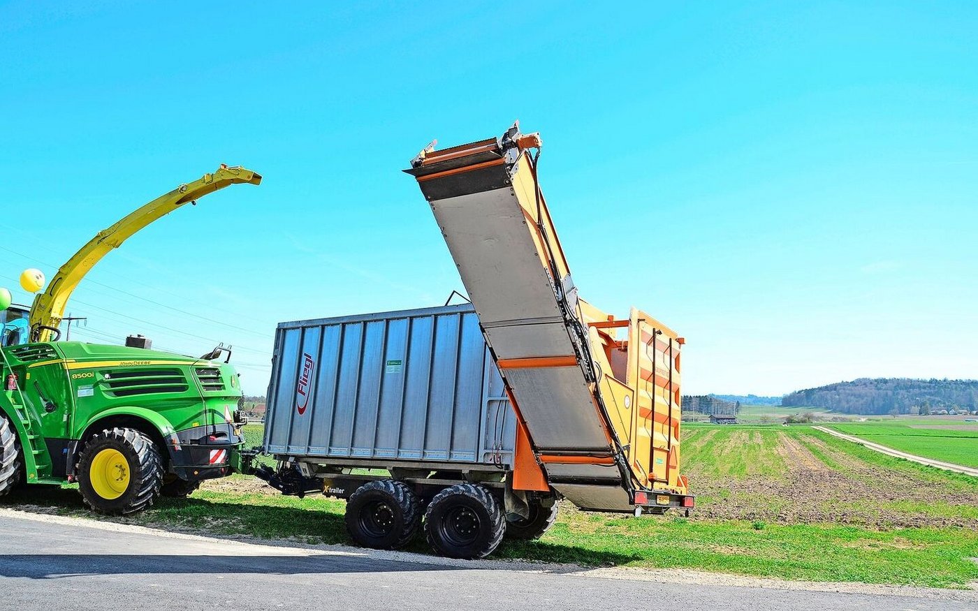 Der Überladewagen folgt dem Häcksler bodenschonend im Hundegang und verfügt zusätzlich über Hangausgleich.