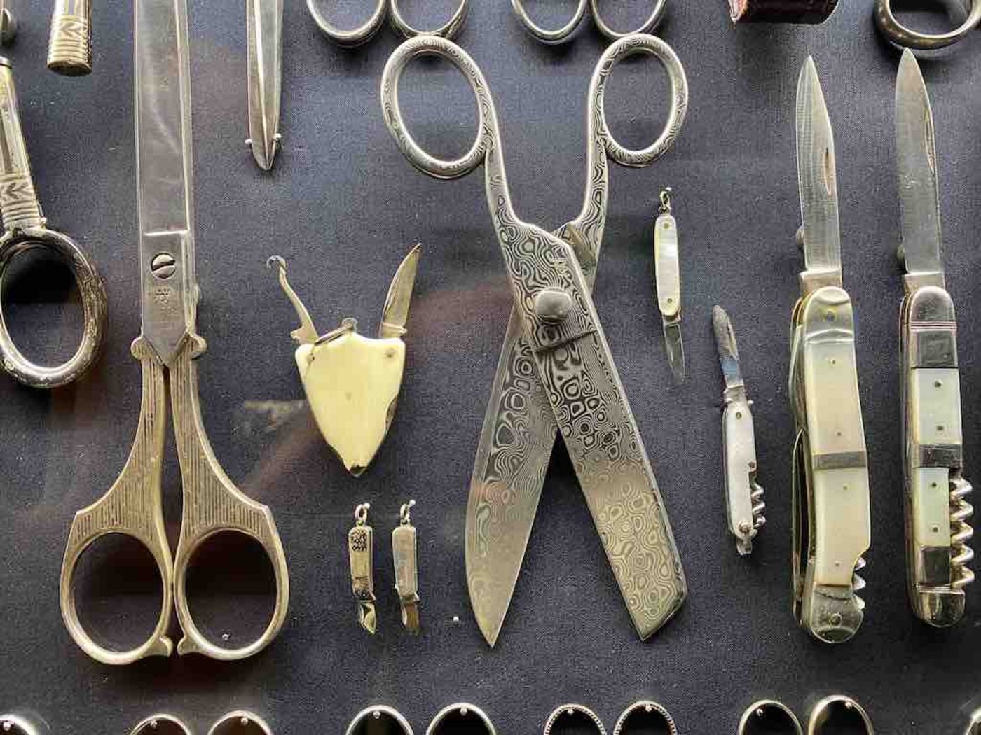 In den Vitrinen gibt es Schmuckstücke wie diese Damastschere zu bestaunen. 