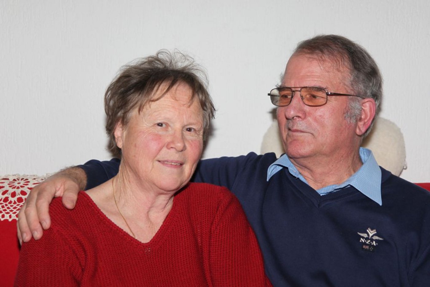 Therese und Ernst Messerli sind ein starkes Team. Nach einer Hirnblutung musste Ernst alles neu lernen: Essen, Trinken, Gehen und Schreiben ... (Bild 1/4/ Bilder: Agnes Schneider Wermelinger)