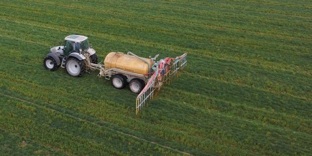 Emmissionsmindernde Ausbringungsverfahren wie der Schleppschlauch helfen nicht nur, Stickstoffverluste in der Form von Ammoniak zu reduzieren. sondern auch den entstehenden Geruch. (Bild BauZ)