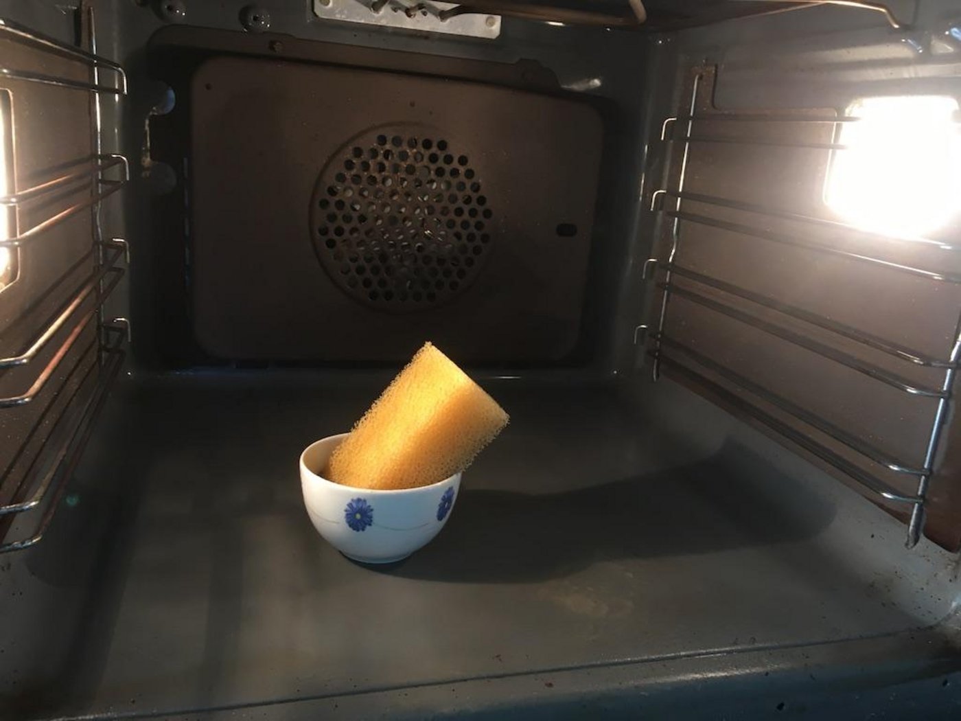 Dank der Natronpaste reichte dieser Schwamm zum Putzen des Ofens aus und der Kraft- sowie Zeitaufwand waren klein. (Bild jsc)