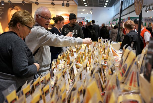 Gefragter Schweizer Käse: 10 Tonnen Käse in den 10 Messetagen in Berlin über die Theke. (Bilder Markus Rediger/Martin Diepold, AMS)
