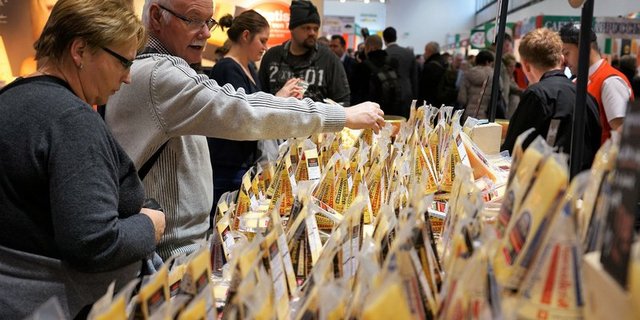 Gefragter Schweizer Käse: 10 Tonnen Käse in den 10 Messetagen in Berlin über die Theke. (Bilder Markus Rediger/Martin Diepold, AMS)