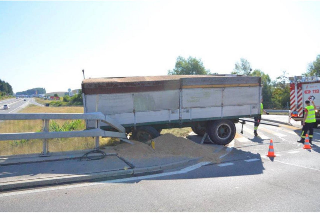 Traktor verlor seinen Anhänger bei der Autobahnausfahrt (Bildquelle: Kantonspolizei Freiburg)