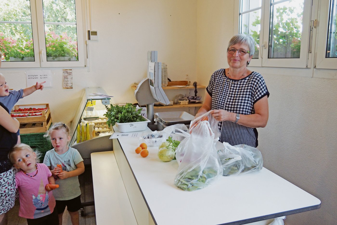 Die Direktvermarktung ist ein wichtiges wirtschaftliches Stand-bein. Alice Sager im Hofladen.(Bilder Christian Weber)