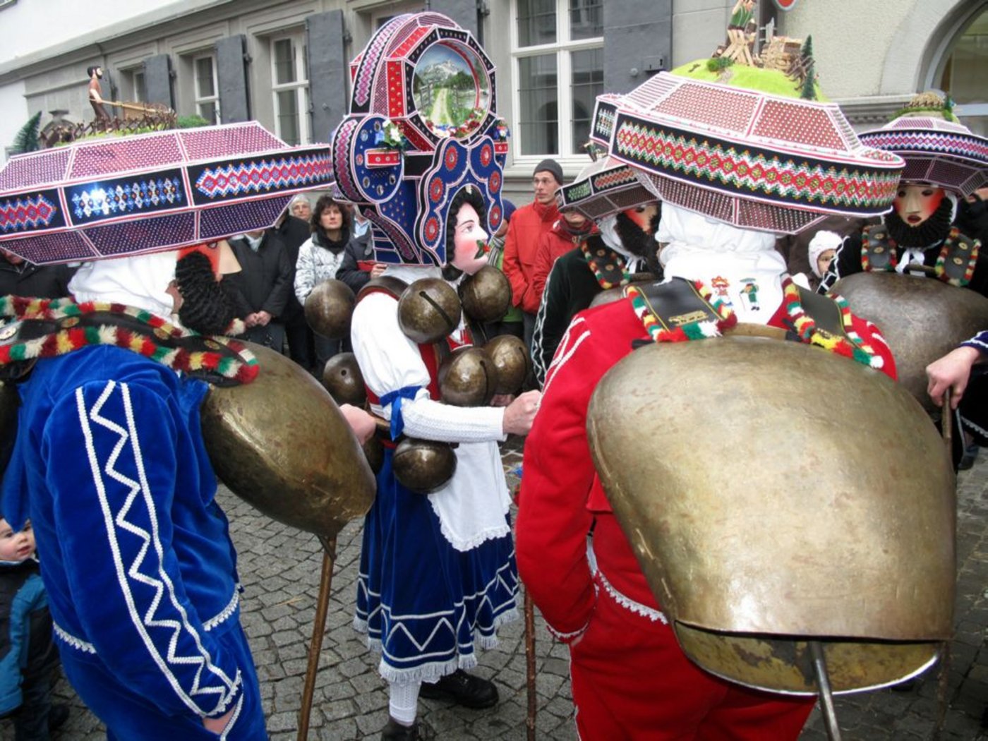 Eine Gruppe von schönen Chläusen mit prunkvollen Kopfbedeckungen singt ein Zäuerli. (Bilder Andreas Walker)