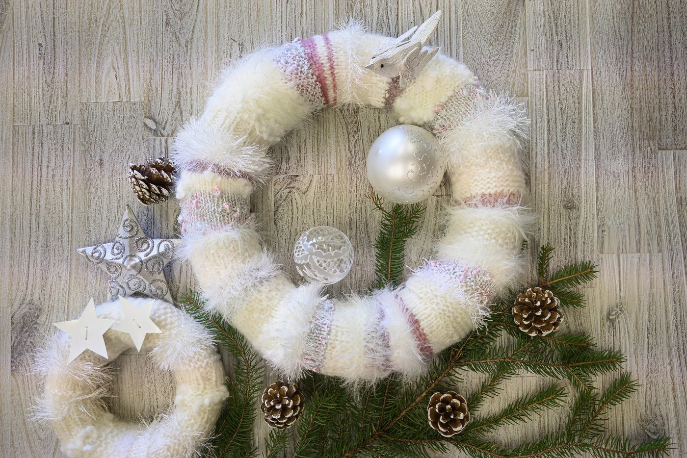 Stricken Sie sich mit unserer Anleitung einen Wollkranz für die Adventszeit. (Bild Heinz Krieg)