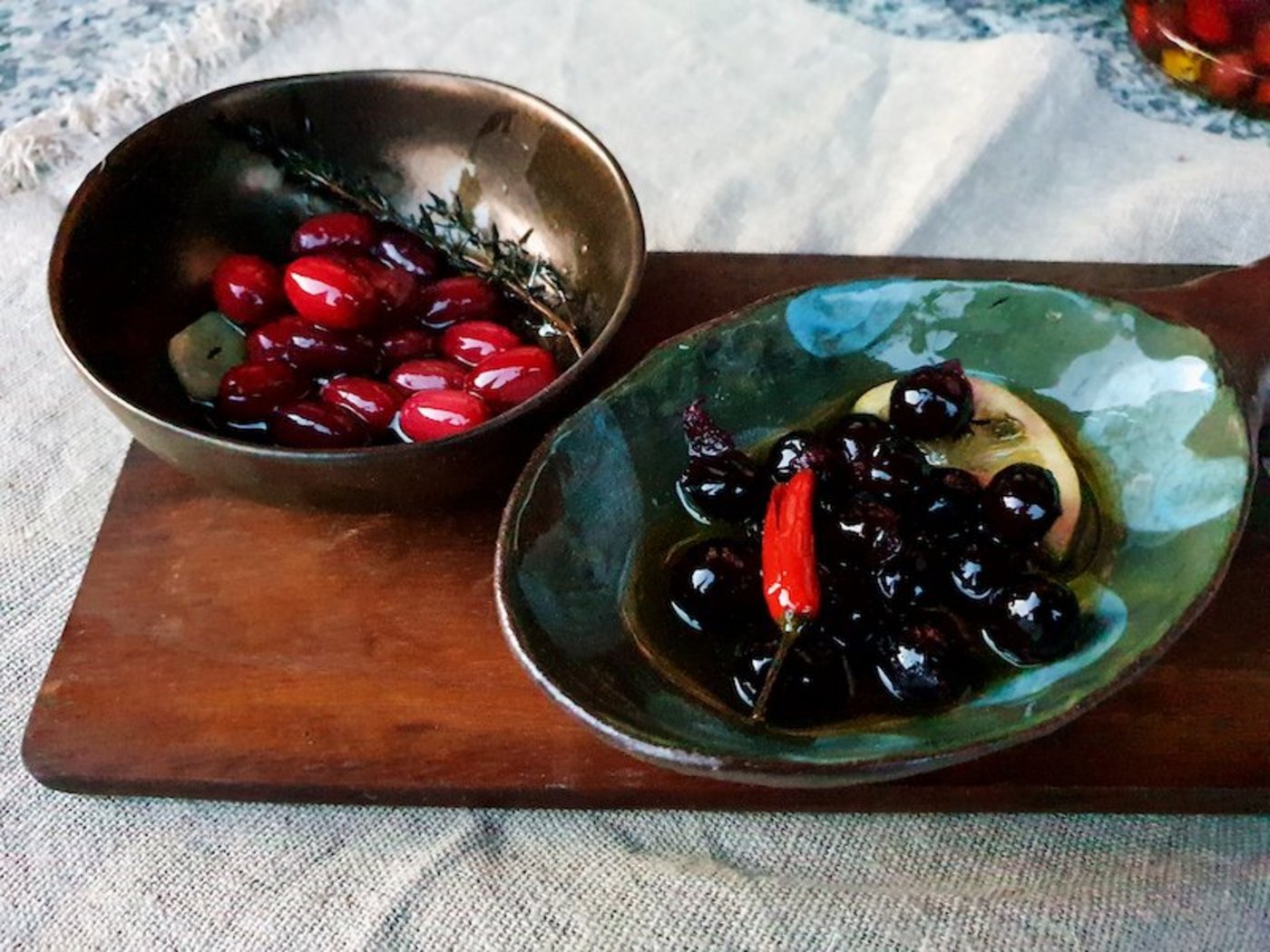 Echt schweizerisch: links falsche Oliven aus Kornelkirschen, rechts solche aus Schwarzdorn. Die eingemachten Wildfrüchte sehen nicht nur wie Oliven aus, sie schmecken auch so. (Bild Marie-Isabelle Bill)