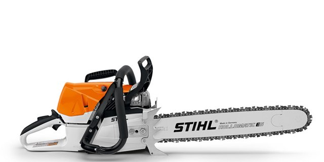 Klassenbester: Mit einem Motorgewicht von nur 6 kg ist die STIHL  MS 462 C-M die leichteste Profi-Motorsäge in der 70 cm³-Hubraumklasse und wurde auf der Neuheitenschau im Vorfeld der Fachmesse demopark mit der Silbermedaille ausgezeichnet. (Bild STIHL)