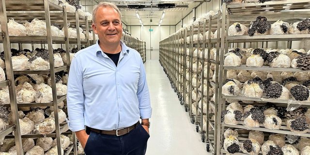 Christian Fanger, Geschäftsführer Kernser Edelpilz GmbH, erklärt die Produktion der Substrate und Pilze. Der Betrieb feiert das 30-Jahr-Jubiläum. 