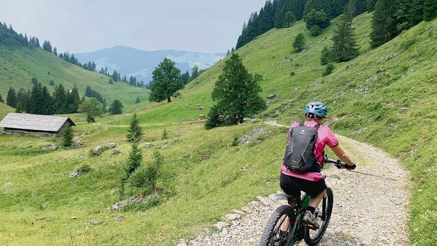 Würden Biker so auf Wegen bleiben, gäbe es weniger Nutzungskonflikte mit der Land- und Alpwirtschaft. 
