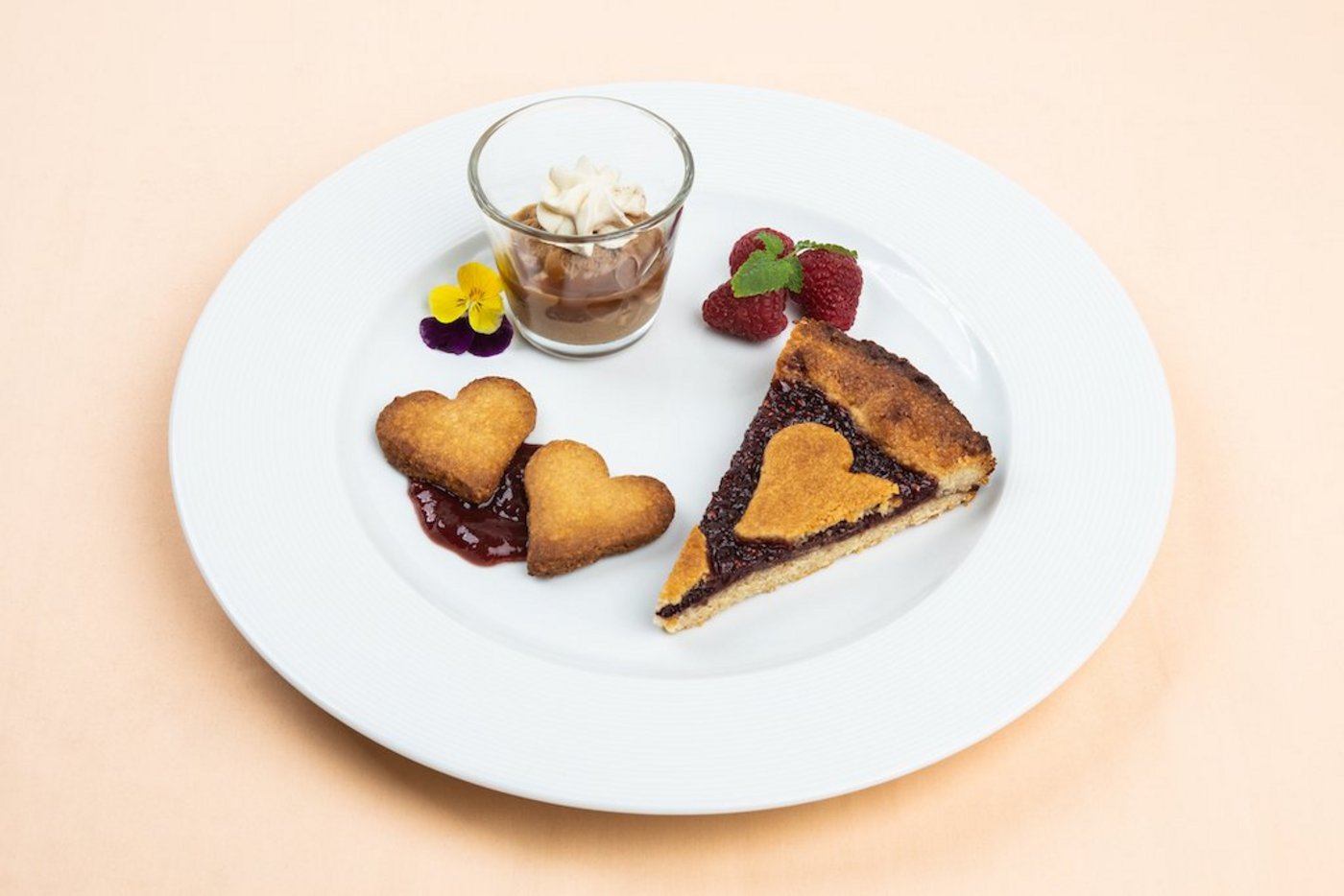 Linzertorte mit Eiskaffee und Caramel-Sauce. (Bild SRF/ Ueli Christoffel)