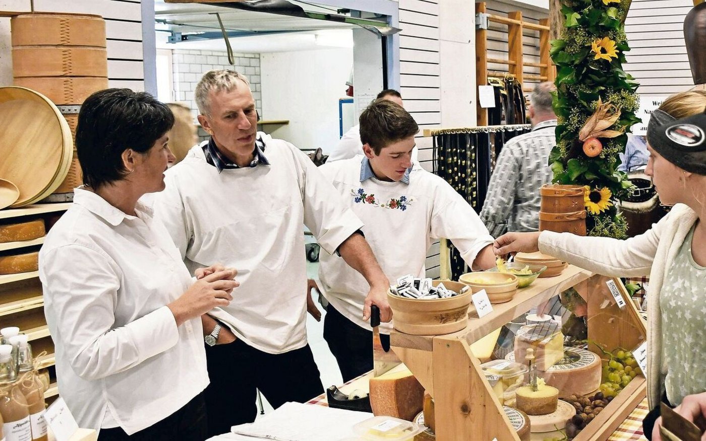 An allen 16 Käseständen herrschte reger Verkehr, wie hier bei der Familie Büeler von der Alp Wasserberg.