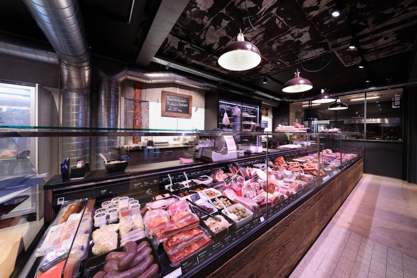 Seit drei Monaten sind auch Freilandschwein-Produkte im Sortiment. (Bild zVg)