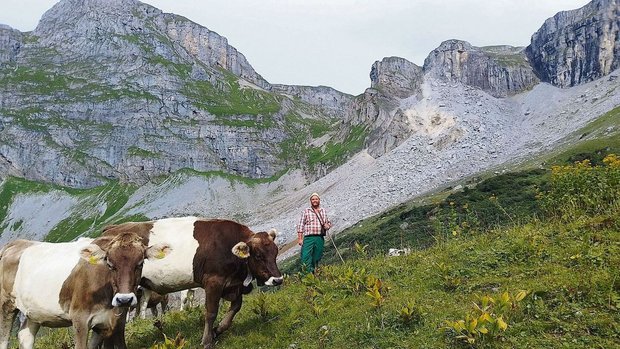 Der Muotataler Älple Der Muotataler Älpler Bernhard Gwerder vor der Felsabbruchstelle. Teile der von ihm bewirtschafteten Alpweiden und eine Wasserquelle wurden von den grossen Felsmassen verschüttet.