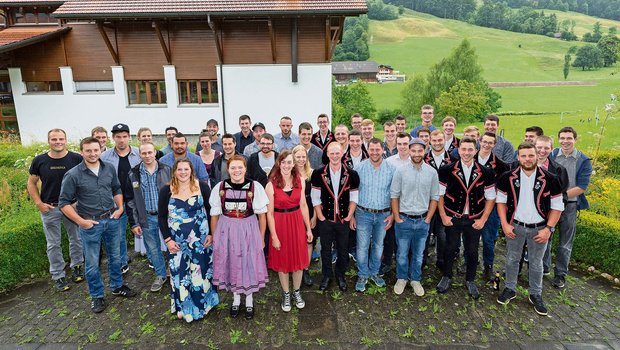 Die strahlenden jungen Männer und Frauen haben ihre Ausbildung als Landwirt/in EFZ am BBZN Schüpfheim abgeschlossen. (Bild BBZN Schüpfheim)