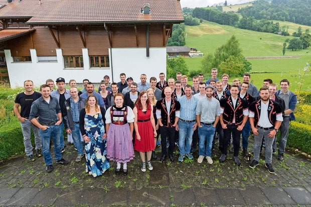 Die strahlenden jungen Männer und Frauen haben ihre Ausbildung als Landwirt/in EFZ am BBZN Schüpfheim abgeschlossen. (Bild BBZN Schüpfheim)