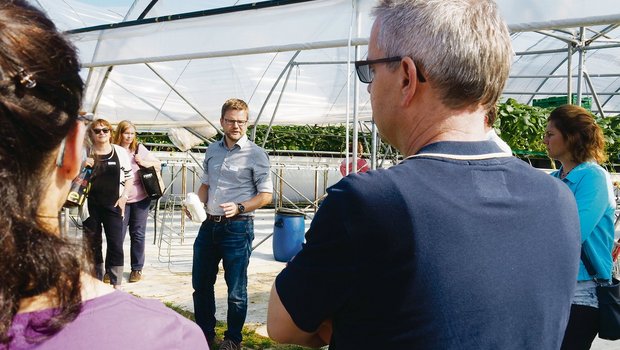 Den Kontakt zu den Konsumenten suchen, um den gezielten Einsatz von Pflanzenschutzmittel zu erläutern. Wie das funktioniert, zeigte Matthias Müller vom Betrieb «Sunnehof-Beeri» den Teilnehmenden des Business-Apéros von Agromarketing Thurgau.(Bild chw)