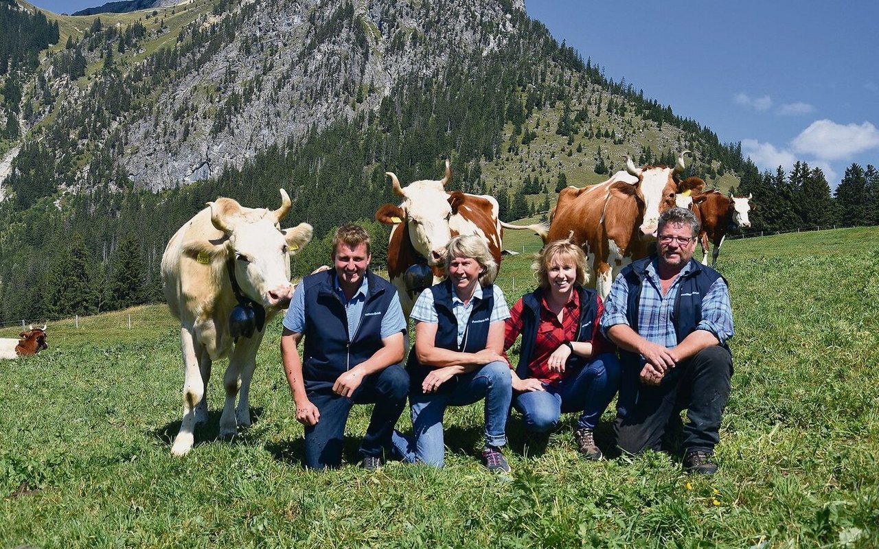 Andrea und Urs Perren mit den Kindern Janine und Björn. Die ganze Familie ist Viehzuchtbegeistert. Sie lieben schöne Kühe mit Hörnern.