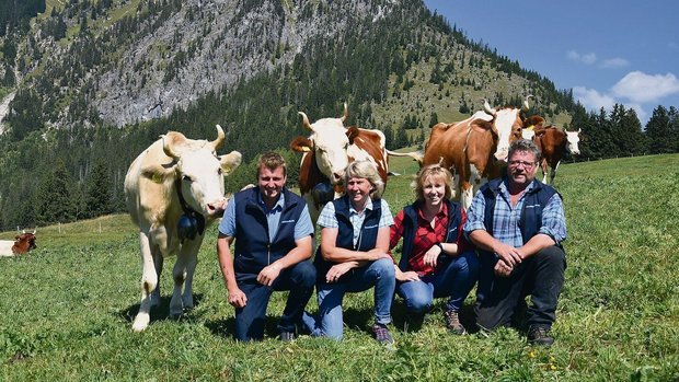 Andrea und Urs Perren mit den Kindern Janine und Björn. Die ganze Familie ist Viehzuchtbegeistert. Sie lieben schöne Kühe mit Hörnern.