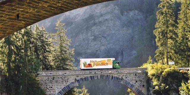  Ein Volg-Lastwagen unterwegs: Die Tochter des Agrarkonzerns Fenaco hat ein gutes Jahr hinter sich. (Bild Fenaco) 