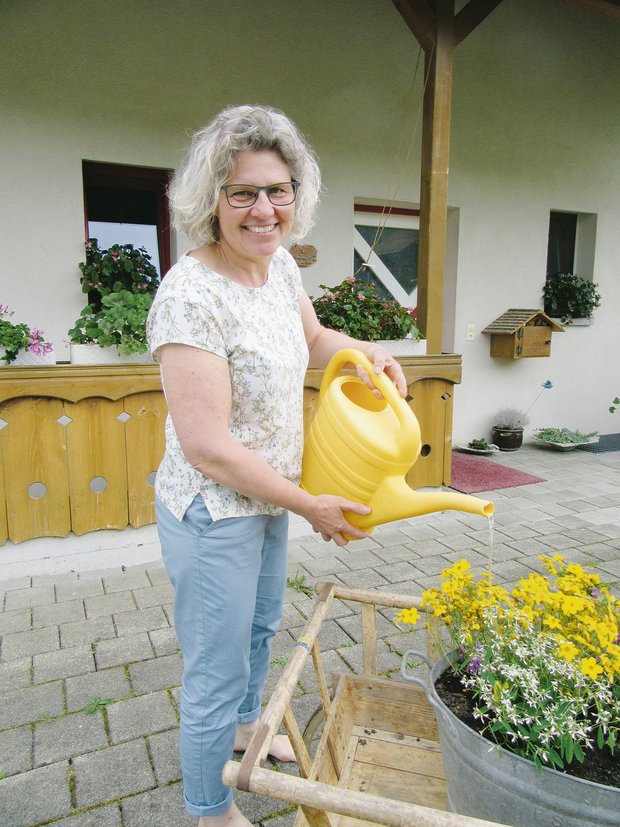 Nach der Operation musste Heidi Meier kürzertreten. Etwas Garten pflegt sie im Blumenkistchen. (Bild Margreth Rinderknecht)